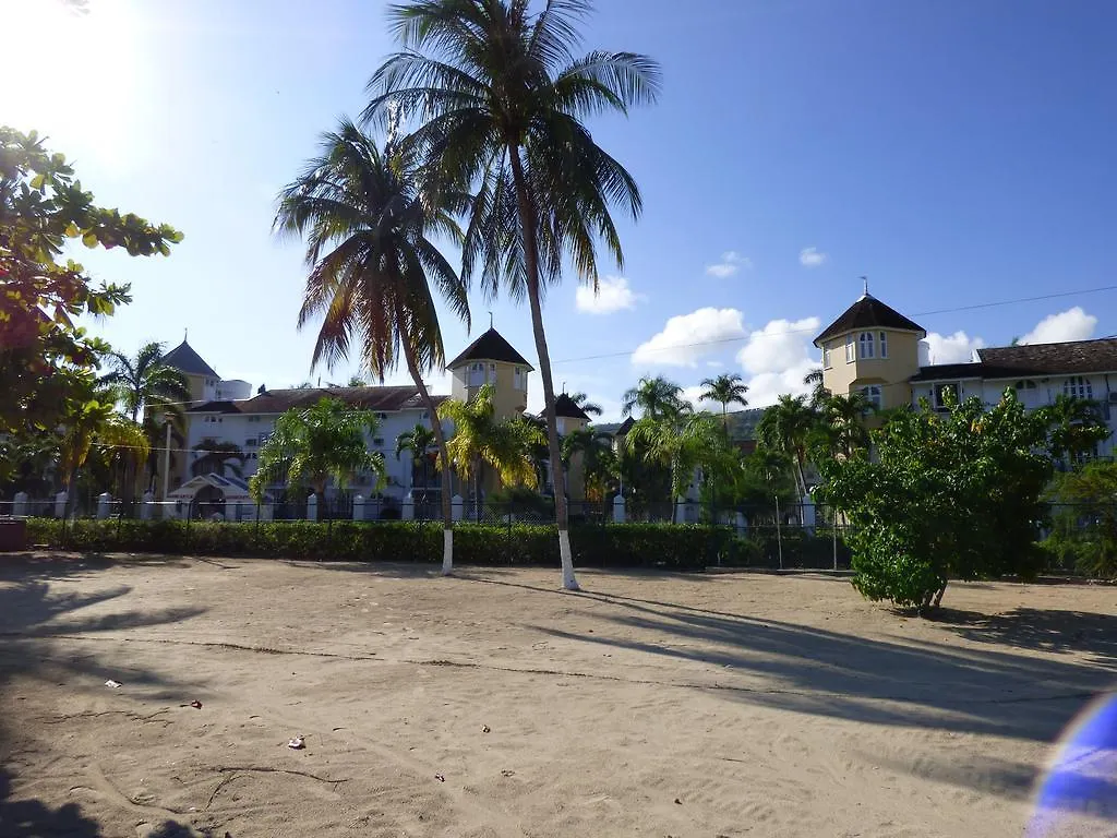 Beach One Bedroom Suite C5 Ocho Rios Apartament